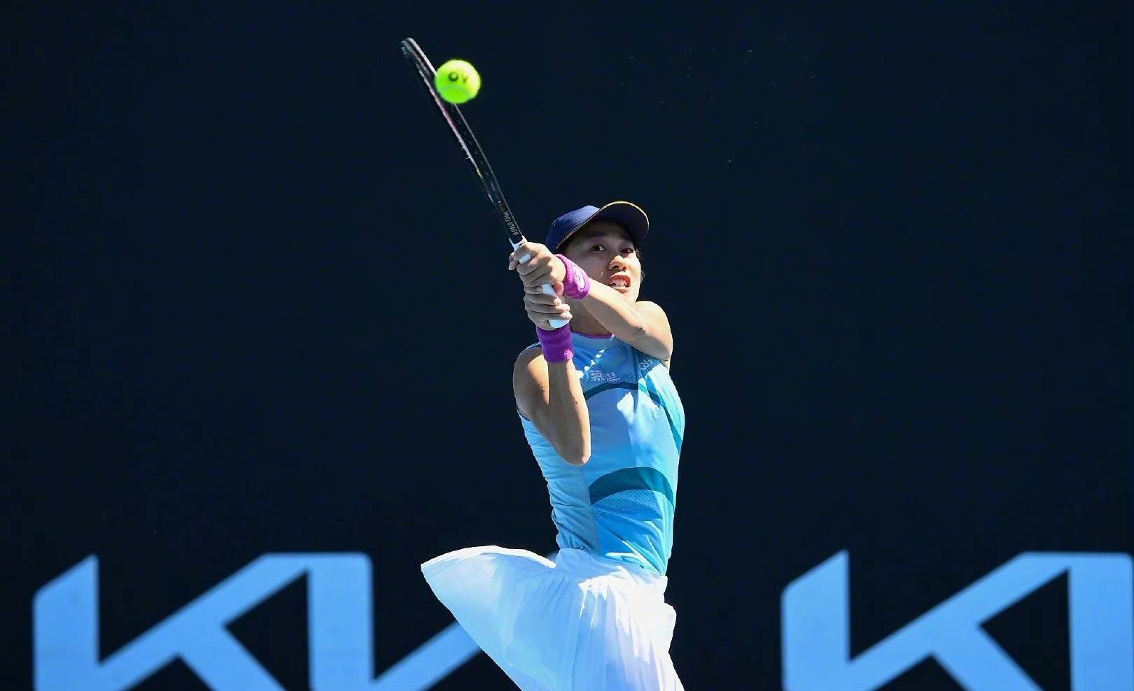 她们始终坚 她们始终坚