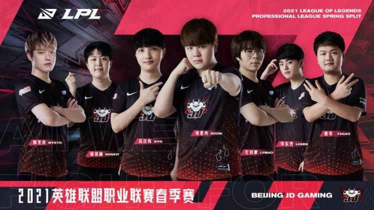 维尼修斯社媒晒欧冠最佳奖杯，本泽马留言祝贺：Number one